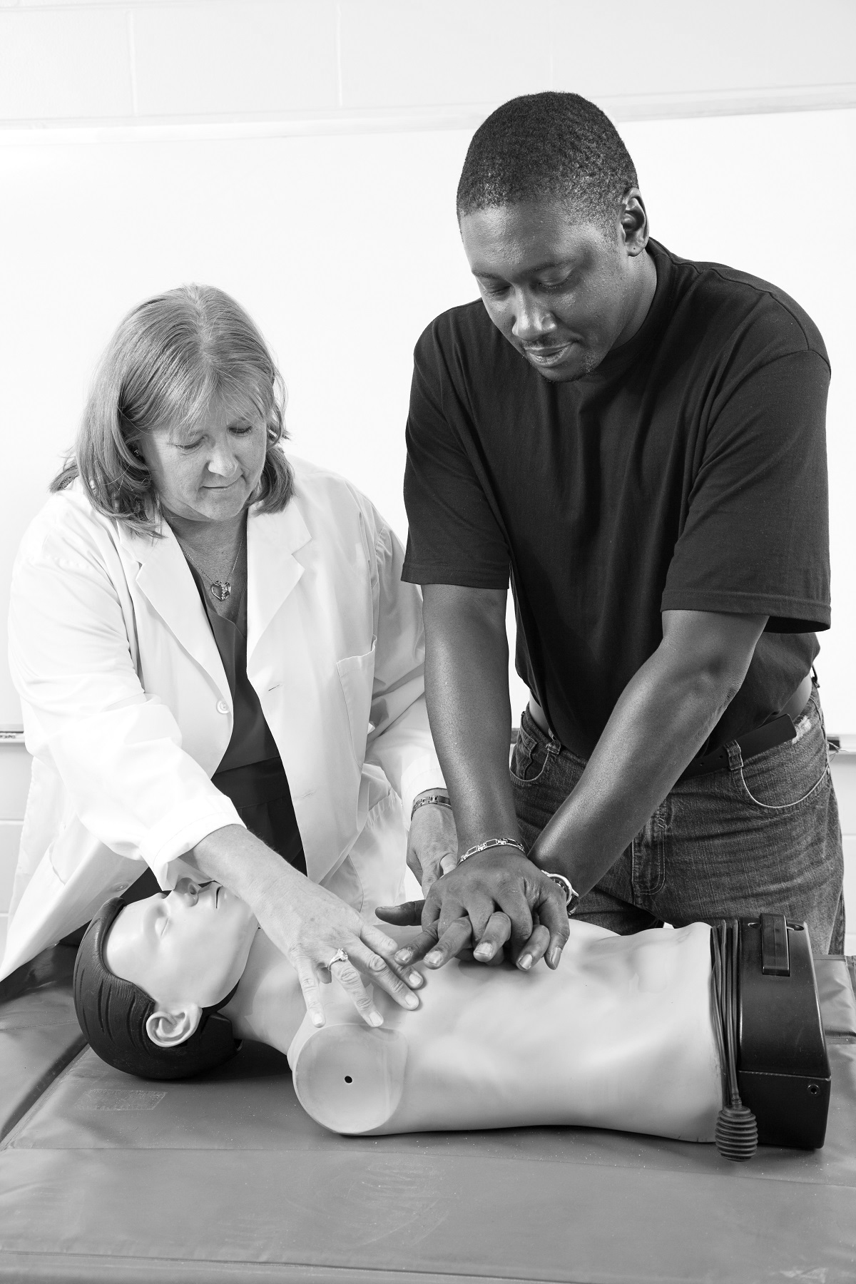 https://pushacademies.com/wp-content/uploads/2020/02/cpr-course-student-teacher-1.jpg)